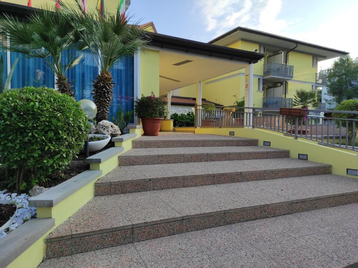 Hotel Ai Pini Градо Екстериор снимка
