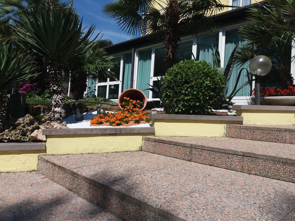 Hotel Ai Pini Градо Екстериор снимка
